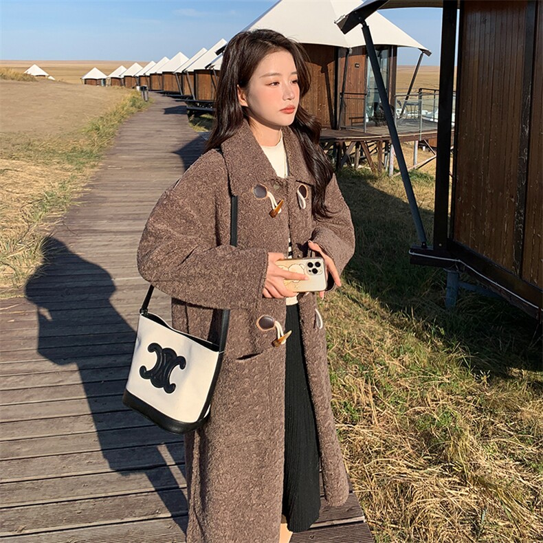 冬新款出货中巧克力色牛角扣皮毛一体羊羔毛大衣,女装羊羔毛/颗粒绒,菡迪欧娜