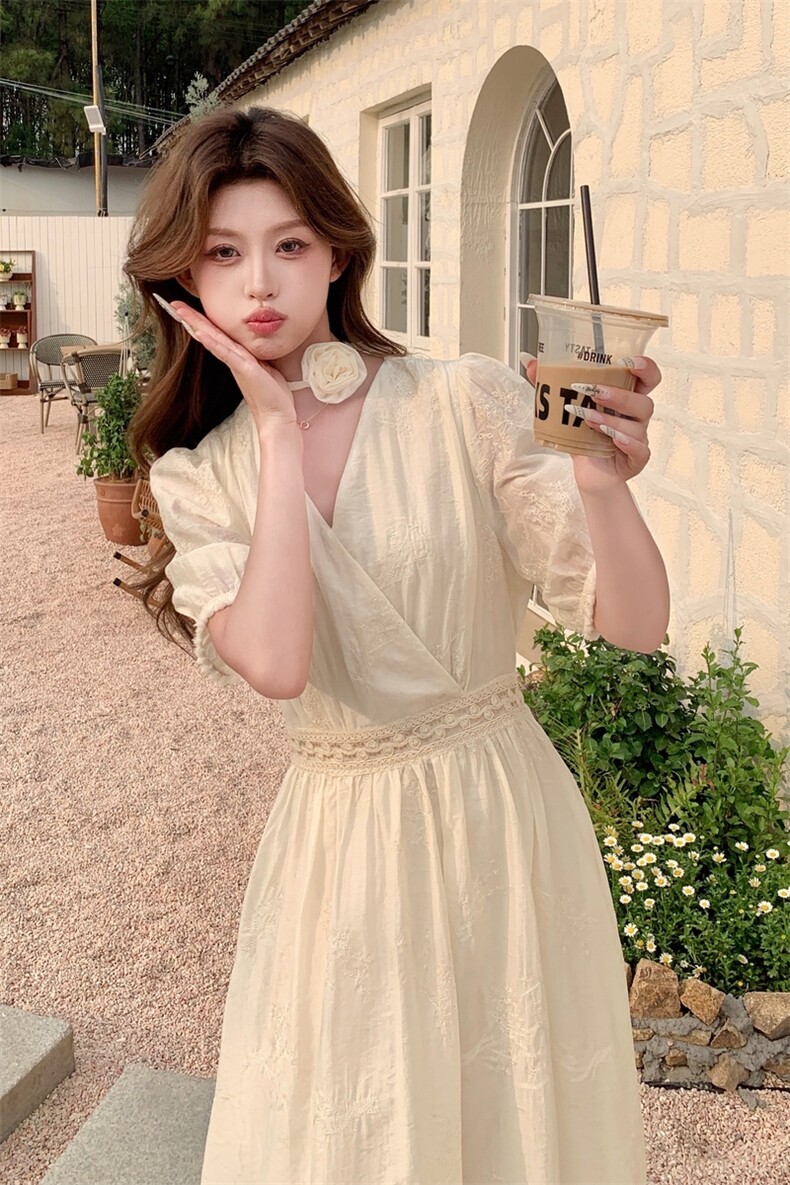 米白色初恋气质减龄刺绣连衣裙女夏季法式温柔收腰泡泡袖天丝长裙，女装连衣裙，浙宝208A