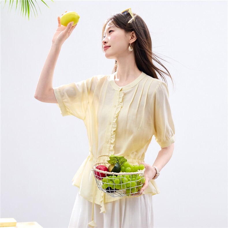 现货2026年夏季设计感通勤风甜美优雅收腰木耳边门襟透气女士衬衫,女装衬衫,木子恋