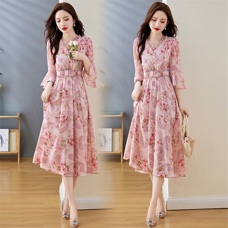 现货2025夏装新品时尚优雅印花气质V领木耳花边宽松喇叭袖连衣裙，女装连衣裙，魅丽静蓝