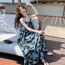 海边度假蓝色碎花吊带连衣裙女2025新款夏日出游穿搭绝美漂亮长裙，女装连衣裙，2C122