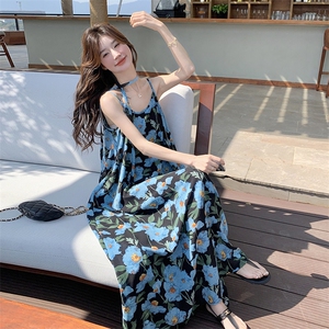 海边度假蓝色碎花吊带连衣裙女2025新款夏日出游穿搭绝美漂亮长裙图片
