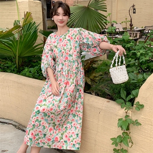 多巴胺粉色碎花连衣裙2025新款女夏森系甜美宽松遮肚显瘦法式长裙图片