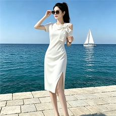 时尚高端气质修身显瘦开叉连衣裙女夏季新款露肩蝴蝶结中长款裙子，女装连衣裙，江南