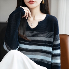 2025年秋季新款百搭女士粗线条纹撞色V领套头衫，女装羊毛衫，郡淞羊绒