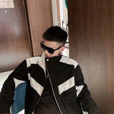 黑色