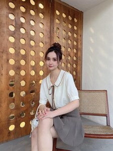 夏季清纯花叶领短T搭配纯色百褶裙图片
