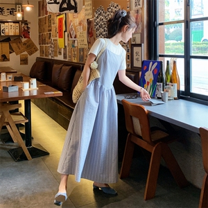 浅蓝色露背条纹吊带连衣裙女夏2025新款清纯系超火小众不撞款长裙图片