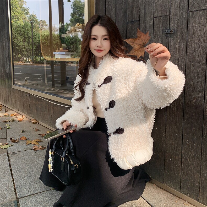 2025冬装新款米色牛角扣皮毛一体外套2B082-2256-p265k398,女装短外套,2B082
