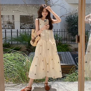 俏皮减龄绣花连衣裙女2025新款夏季高级感减龄超好看设计感连衣裙图片