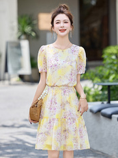 小碎花连衣裙女夏季2025新款高端气质收腰小个子提花度假风A字裙，女装连衣裙，美沁