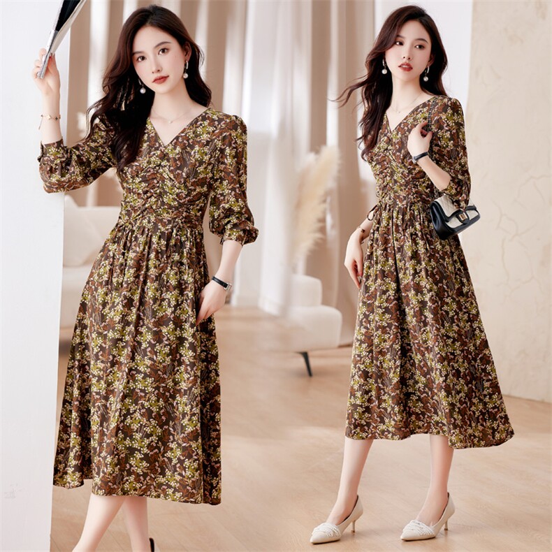 春秋长袖碎花连衣裙女2023新款洋气减龄V领气质系带收腰显瘦长裙，女装连衣裙，奋斗女王