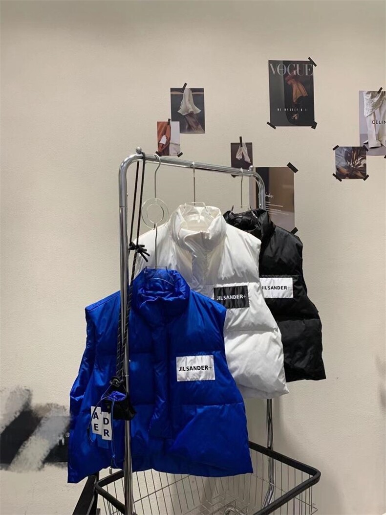 贴标前短后长羽绒马甲，女装马甲，Queena PHoebe