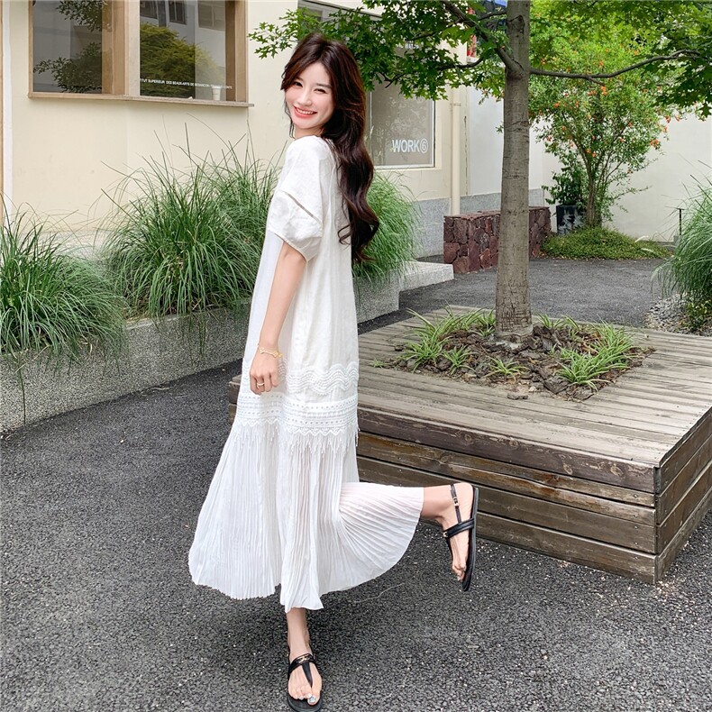 甜美慵懒风百搭压褶蕾丝拼接连衣裙女2025夏季简约白色短袖连衣裙图片
