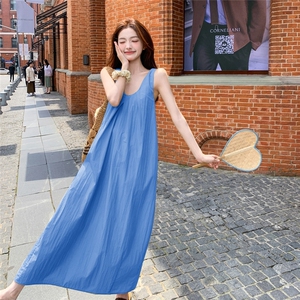 蓝色吊带连衣裙女2025夏季新款高级感气质小个子减龄宽松度假风裙图片