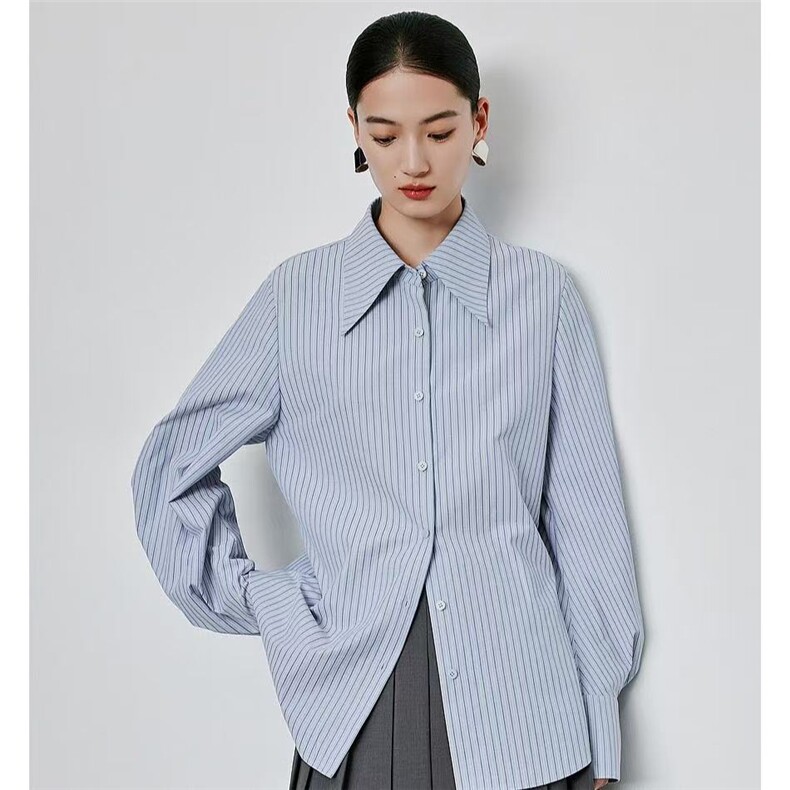 2025年设计感流行宽松别致上衣蓝条纹设计款衬衣，女装衬衫，织己羊绒