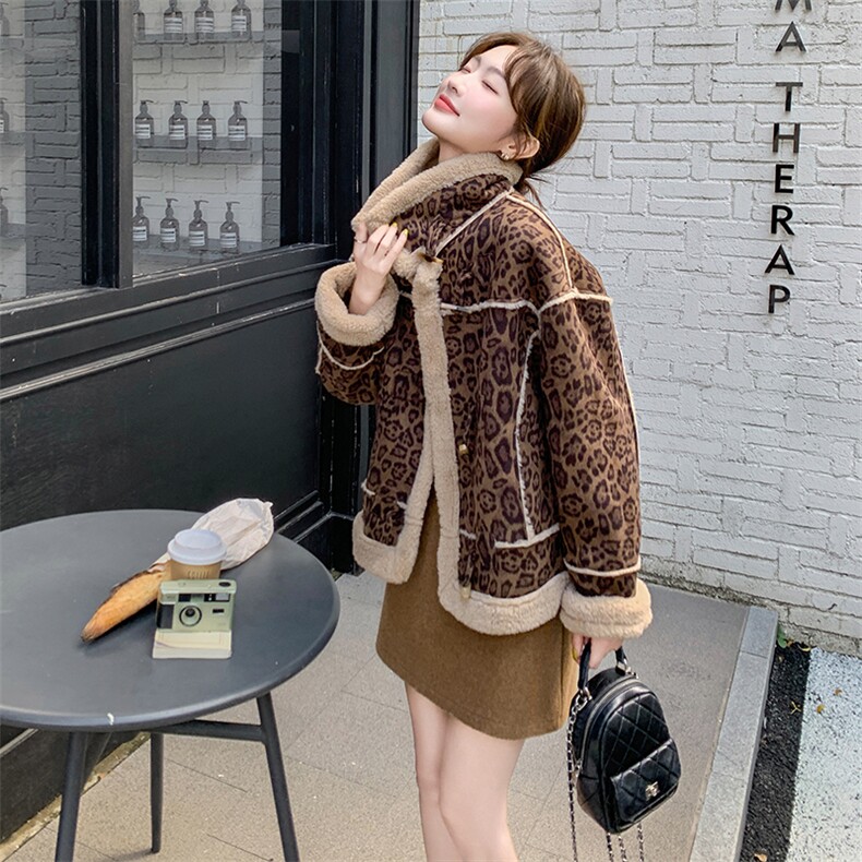 牛角扣豹纹皮毛一体外套女秋冬超火好看高级感加绒加厚羊羔毛夹克,女装短外套,维壹