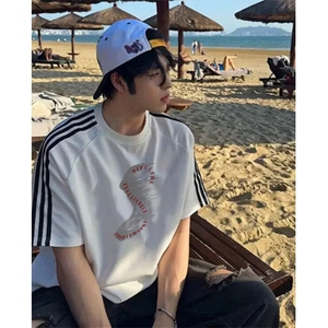 抖音得物高品质二开240克宽松纯棉美式潮牌三条杠织带短袖T恤,动漫卡通短袖男t恤搭配淡蓝色图片