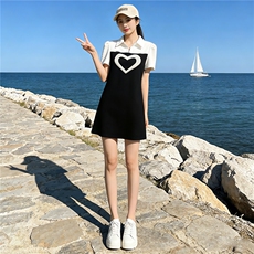 欧货女夏新款宽松拼接时尚连衣裙爱心拼色休闲运动翻领黑色裙子潮，女装连衣裙，江南