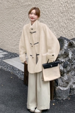 灰色复古高级感牛角扣皮毛一体外套女2025冬新款气质立领毛绒上衣，女装短外套，2C317