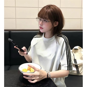 抖音得物品质二开240克宽松纯棉美式潮牌印花三条杠中性风短袖T恤图片