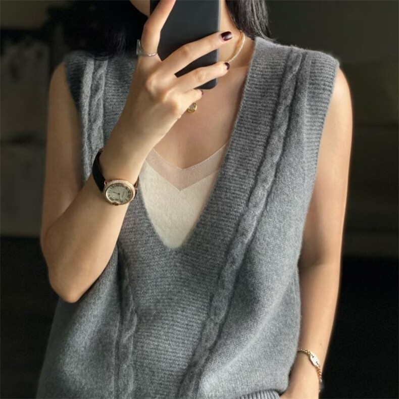 V领时尚气质纯色简约百搭马甲2024年秋季，女装马甲，德聚羊绒