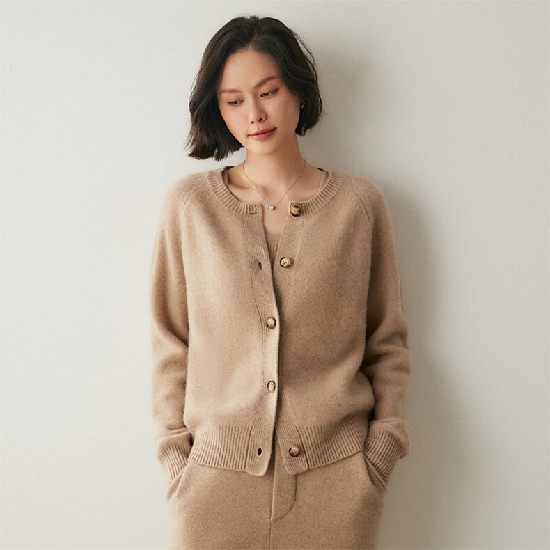 高端时尚圆领双股加厚软糯山羊绒开衫外套女宽松秋冬新款大码毛衣图片