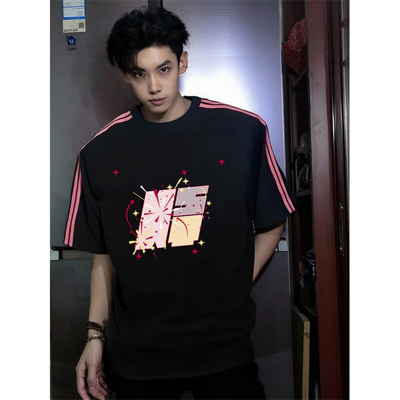抖音得物品质二开240克宽松纯棉美式潮牌印花三条杠中性风短袖T恤,男装T恤,电商A486