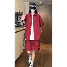 酒红色