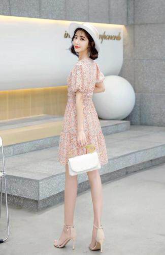 夏季新款韩版雪纺碎花连衣裙，女装连衣裙，时尚靓女孩