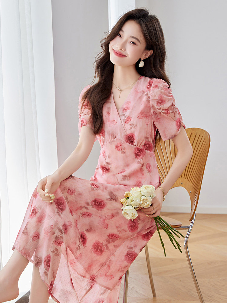 V领收腰显瘦高腰连衣裙女夏季2025新款印花裙子优雅女人味气质裙,女装连衣裙,美沁