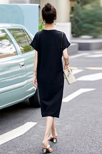 韩系休闲黑色字母印花连衣裙女夏2025新款慵懒风显瘦宽松T恤长裙图片