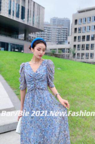 碎花连衣裙，女装连衣裙，芭比