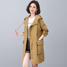 春秋新款胖妹妹加肥加大码中长款风衣女200斤宽松外套，女装风衣，江忆布依