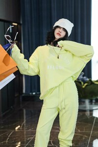 卡菲莱2022年新款重工钉珠卫衣套装女春装新款时尚休闲两件套图片