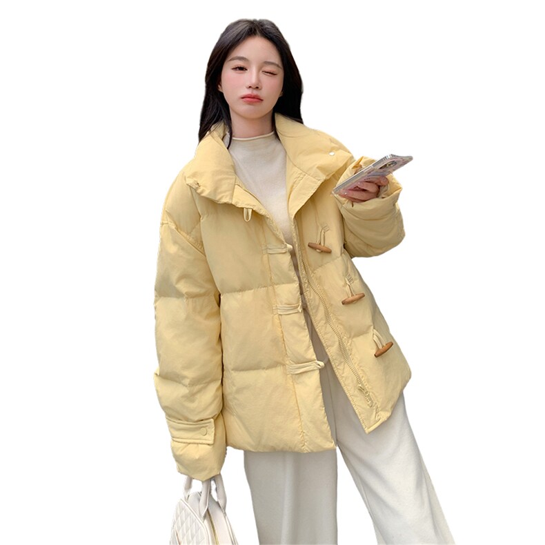 立领奶黄色牛角扣羽绒服女冬季2025新款温柔风奶乎乎爆款高级感,女装羽绒服,蝶眷