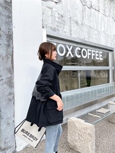 PANDLI经典的竖领领口融入拼接牛仔元素‘使得单一色调显得图片