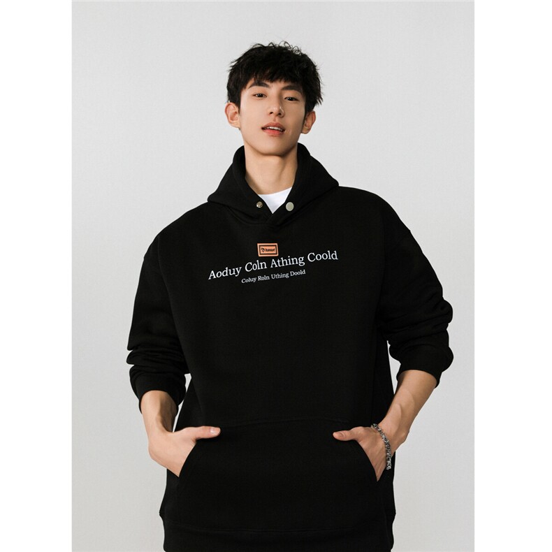 无影墙推荐2025春装字母印花宽松扣子连帽卫衣A025-W694-P50，男装卫衣，电商A025