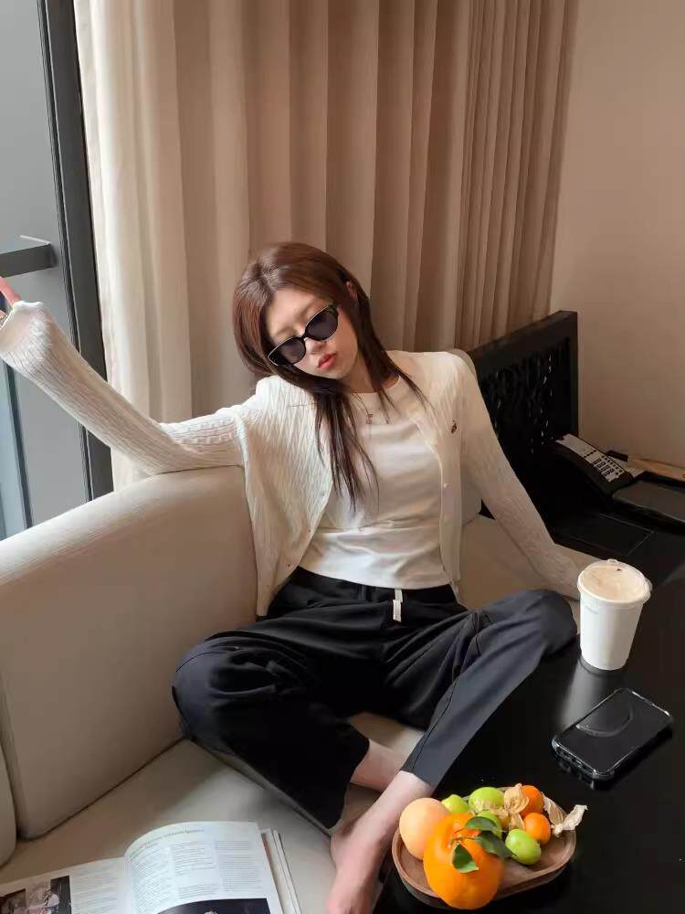 单排扣纯色V领2024年秋季时尚气质针织上衣，女装羊毛衫，德聚羊绒