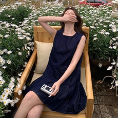 深蓝色无袖牛仔连衣裙女2025夏季新款学院风减龄小个子百褶背心裙，女装连衣裙，2C122