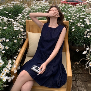 深蓝色无袖牛仔连衣裙女2025夏季新款学院风减龄小个子百褶背心裙图片
