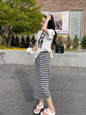 格子半裙、配上同色系上衣、给人一种不失高品质的感觉，，女装半身裙，碧沁伊人