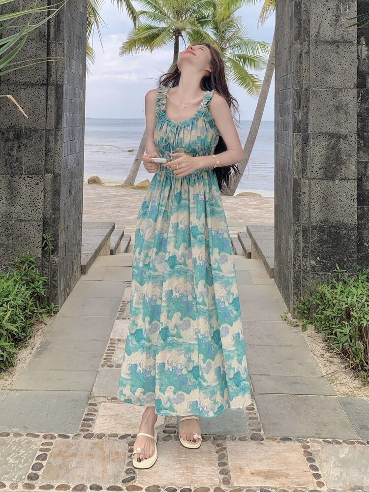 法式度假风打揽吊带连衣裙女2025夏季新款漂亮独特小众绿色碎花裙,女装连衣裙,韩蜜菓