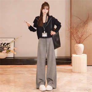 网红时尚休闲套装女秋季款连帽短款卫衣内搭黑色背心阔腿裤三件套