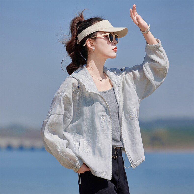 今年流行独特花花立领白色外套女春2025新款小个子防晒棒球服夹克,女装短外套,靓衣阁