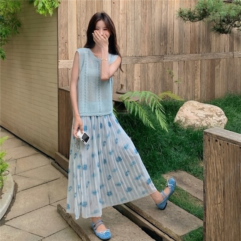夏日ootd穿搭蓝色镂空针织背心套装女2025超火好看印花长裙两件套,女装连衣裙,维壹