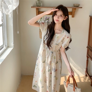 清纯少女森系白色碎花连衣裙2025夏季独特漂亮文艺风大摆掐腰长裙
