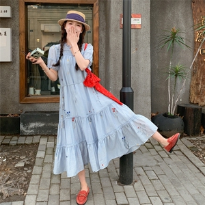 蓝色碎花刺绣连衣裙女2025年夏季新款法式休闲显瘦温柔风气质长裙图片