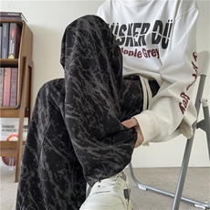 黑色