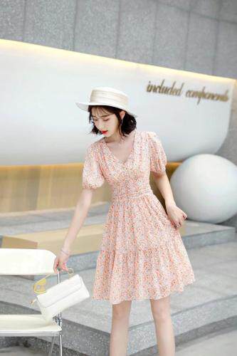 夏季新款韩版雪纺碎花连衣裙，女装连衣裙，时尚靓女孩